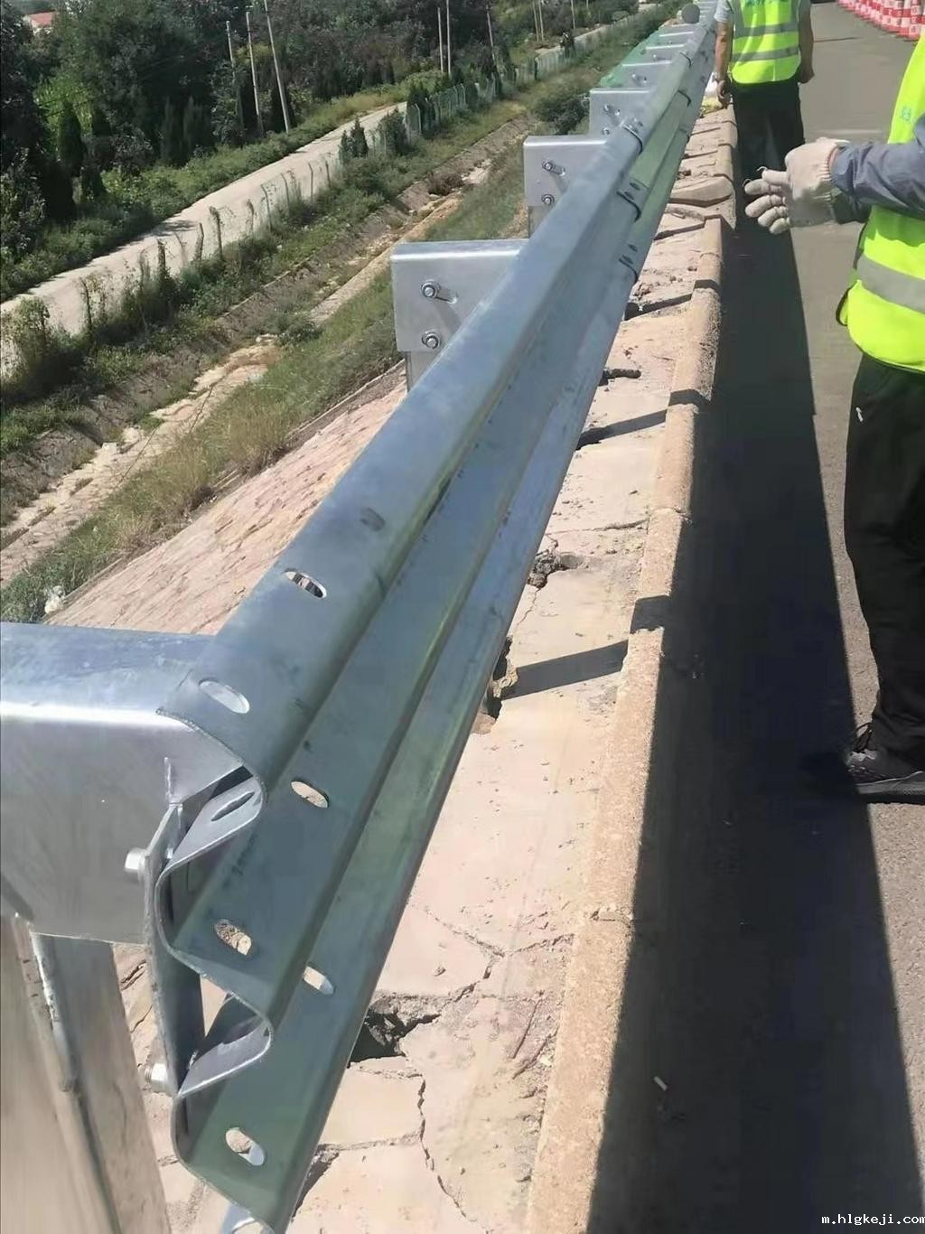 1686108900844393.jpeg 单面波形梁钢护栏.jpeg