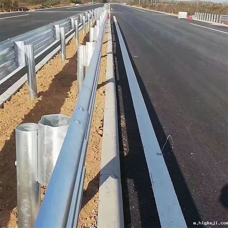 1712367726354165.jpg 中分带护栏41.jpg