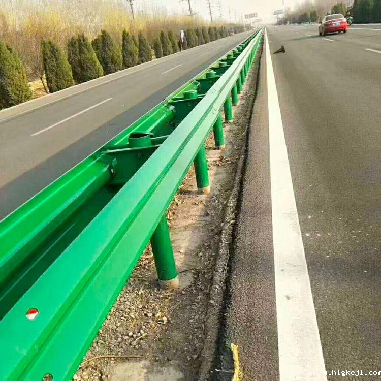 1714961232380690.jpg 中分带护栏18.jpg